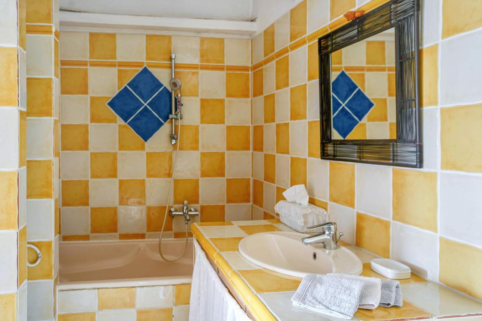 Clos Des Herissons - Chambres D'Hote - Piscine & Jardin Lauris Екстер'єр фото